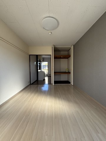 エアコン・壁掛け・物入付きの洋室８帖です♪