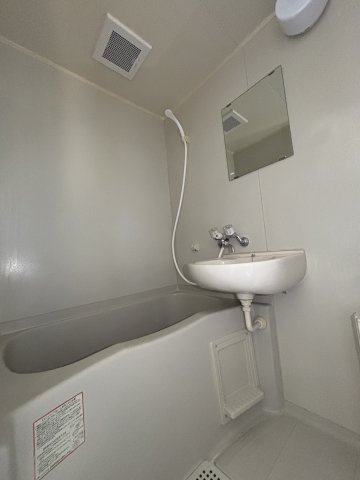 換気扇と洗面台付きのお風呂です♪