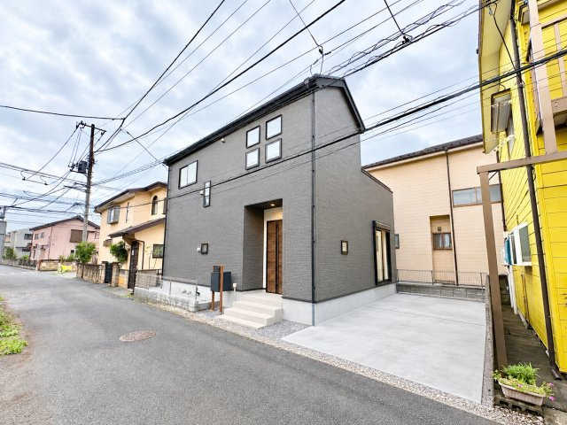 《仲介手数料半額》川越市藤間15期の外観|18帖のLDKを中心に、家族でゆったり暮らせる3LDK。主寝室にはWICを備え、収納力も魅力です。小中学校も徒歩圏内で、子育て世帯にもおすすめ。長期優良住宅なのも嬉しいポイントです。