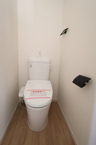 《仲介手数料無料》小金井市東町１丁目25-9新築一戸建てKEIAI GRACEのトイレ|2階