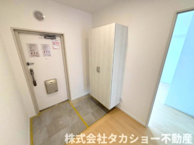 【玄関】 | プラザ学園前　第10号棟 | ゆとりのある広々とした玄関は、家族みんなが使いやすく、来客時もゆったりお出迎え。収納スペースも確保しやすく、すっきりとした印象を保てます。