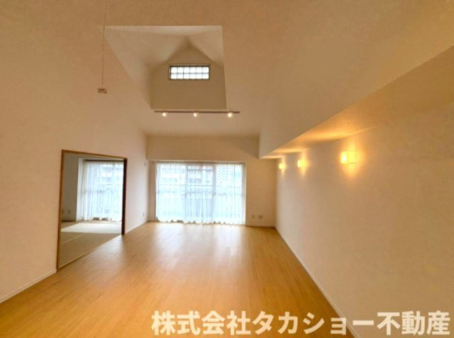 【居間・リビング】 | プラザ学園前　第10号棟 | 天窓から自然光が降り注ぎ、リビングを明るく開放的な空間に。日中は照明を使う時間を減らせ、心地よい暮らしを演出します。