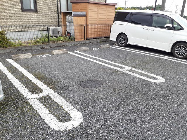 サンライトヒルズの駐車場