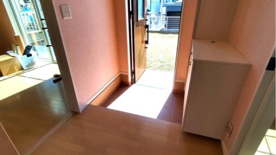 「愛車を守る堀車庫＆庭付き4SLDK」高知市瀬戸南町1丁目　中古一戸建てのその他|淡いピンクの壁が柔らかい印象の室内♪