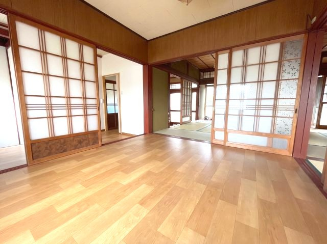 高島市安曇川町青柳中古戸建の洋室