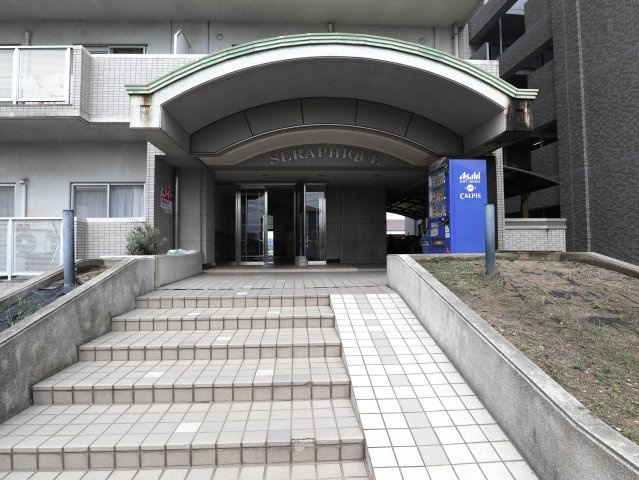 セラフィックビルのエントランス