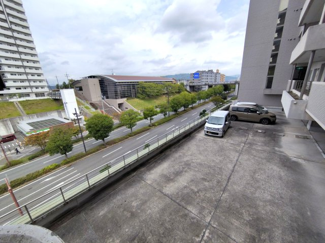 セラフィックビルの駐車場