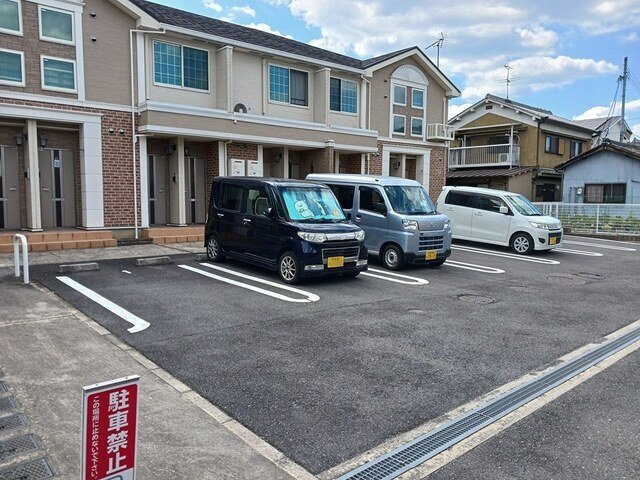 メイプルコートⅡの駐車場