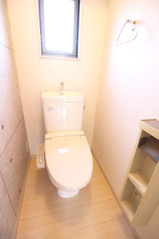 【トイレ】 | メープルハイツ | 退去前のため、別部屋のお写真です。