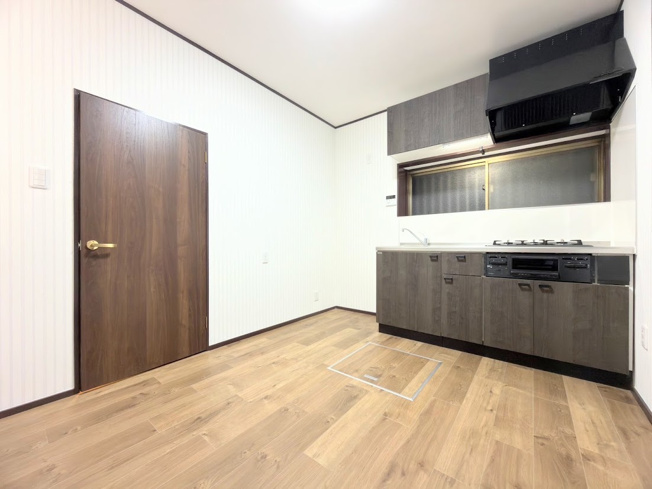 【キッチン】 | ◆南区六ツ川3丁目　中古戸建◆ | ◆ご家族の会話がはずむ、開放的なＬＤＫです。休日はお陽さまの光をたっぷりととりこめるぽかぽかリビングで過ごしませんか？