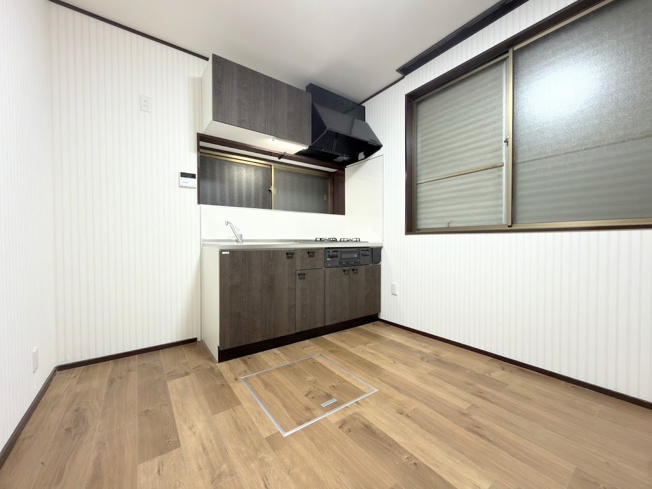【キッチン】 | ◆南区六ツ川3丁目　中古戸建◆ | ◆広々としたリビング・ダイニングは、シックでモダンな内装。落ち着いた雰囲気に包まれて、伸びやかな空間のなかで、ゆったりと家族団らんのひとときを過ごせます。