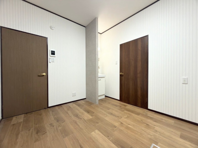 【キッチン】 | ◆南区六ツ川3丁目　中古戸建◆ | ◆柔らかな色合いのフローリングと清潔感のあふれる白のクロスが明るい空間を創り出しているリビングダイニング。家族の集まる憩いの場にふさわしいです。