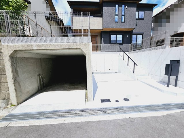若草町３丁目新築戸建の駐車場