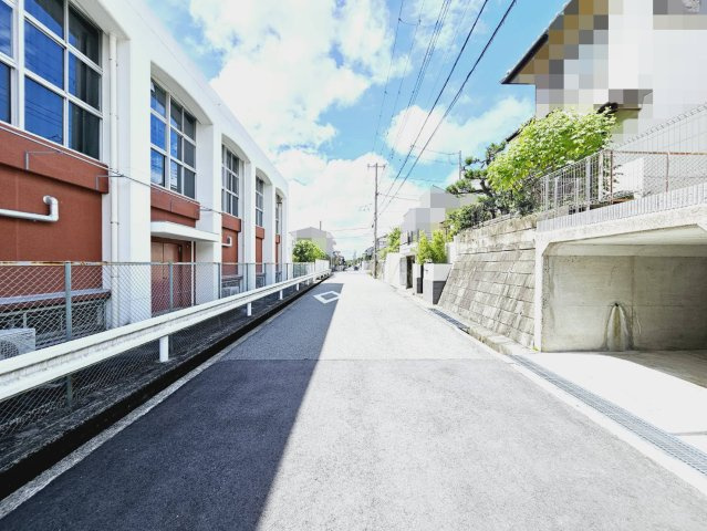 若草町３丁目新築戸建の前面道路含む現地写真