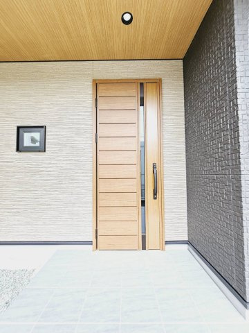 若草町３丁目新築戸建の玄関|■玄関ポーチ■玄関出て、傘を広げる・たたむ余裕ができます。