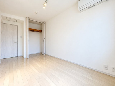 【洋室】 | コスモ根岸旭台　根岸駅9分/専有面積95平米越え/南方角部屋/全部屋バルコニー付き | ◆感性を育むプライベートルームはシンプルでスマートな空間。好みの空間で読書をしたり、音楽を聞いたりと一人の時間も充実したものにできます。