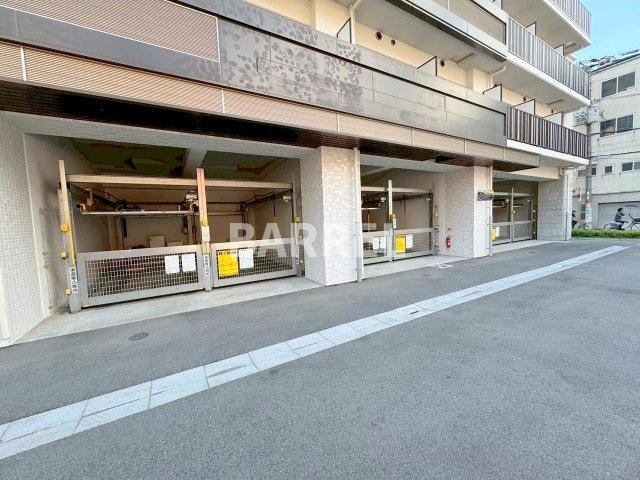 スプランディッド十三本町の駐車場