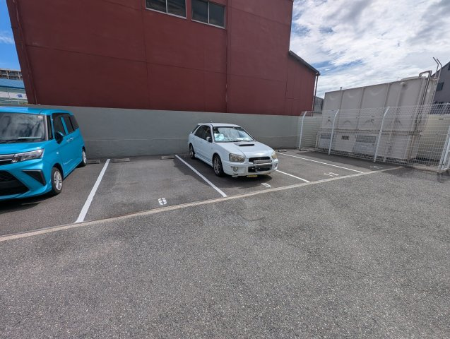 グレイスケヤムラの駐車場