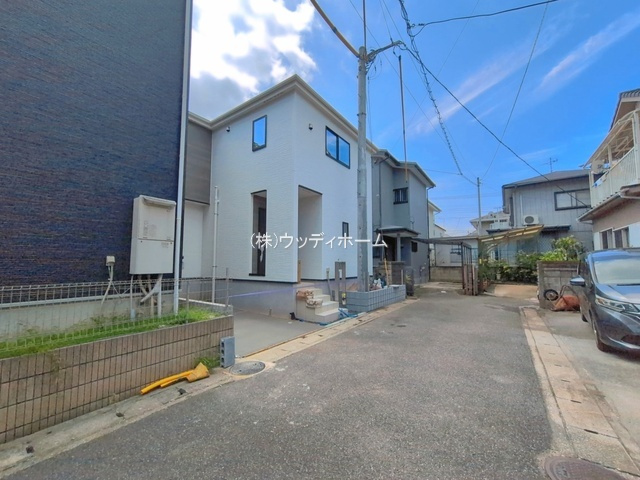 春日部市六軒町　新築一戸建ての前面道路含む現地写真