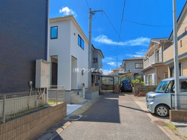 春日部市六軒町　新築一戸建ての前面道路含む現地写真