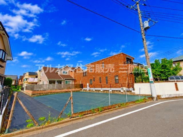 三鷹市牟礼4丁目 京王井の頭線 吉祥寺駅 売地の外観|道路と敷地の位置関係が分かりやすい遠景写真。角地風の開けた立地で解放感あふれる住まいづくりが期待できます。
