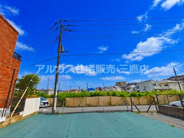 三鷹市牟礼4丁目 京王井の頭線 吉祥寺駅 売地の外観|日当たりの良い青空が広がる現地の敷地。防草シートで丁寧に保護されており、建築プランを立てやすい綺麗な区画です。