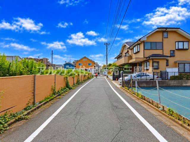 三鷹市牟礼4丁目 京王井の頭線 吉祥寺駅 売地の前面道路含む現地写真|物件に接する前面道路。すっきりと舗装された見通しの良い道路で、車の出し入れや通行もスムーズです。