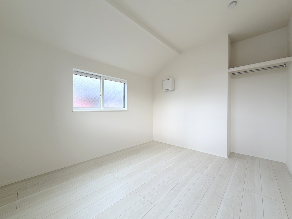 福生市熊川全2棟　1号棟の洋室|【5.25帖】明るい日差しが差し込む清潔感のある居室。子供部屋や書斎など多目的に活用できます。