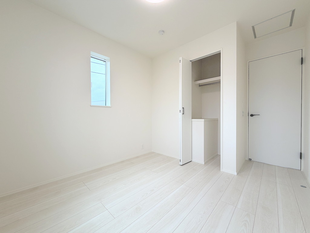 福生市熊川全2棟　1号棟の洋室|【5帖】明るい日差しが差し込む清潔感のある居室。子供部屋や書斎など多目的に活用できます。