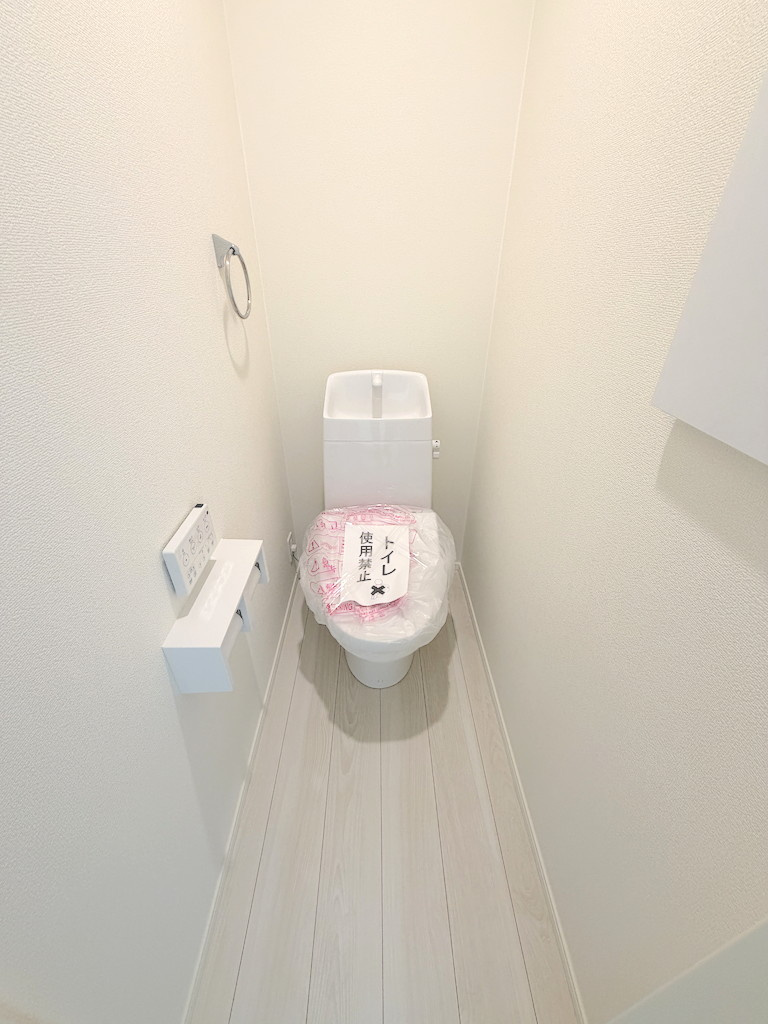 福生市熊川全2棟　1号棟のトイレ|清潔感のある快適なトイレ空間。お手入れがしやすく、心地よい環境を保てます。
