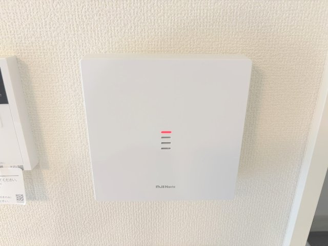福生市熊川全2棟　1号棟の発電・温水設備|環境に優しく電気代を節約できる太陽光発電を搭載。災害時の非常用電源としても重宝します。 
