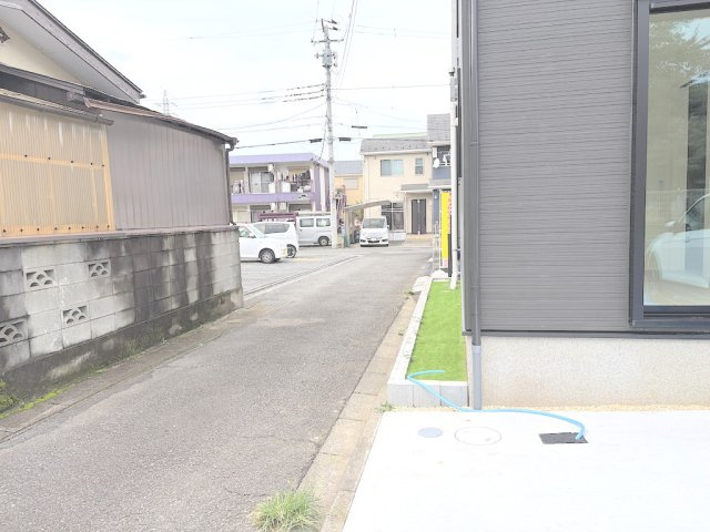 福生市熊川全2棟　1号棟の前面道路含む現地写真|車どおりの少ない前面道路です。運転が苦手な方も安心して駐車できます。

