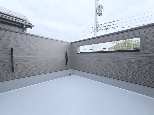 福生市熊川全2棟　1号棟のバルコニー|広さにゆとりのある開放的なバルコニー。洗濯物をたっぷり干せるほか多目的に使えます。
