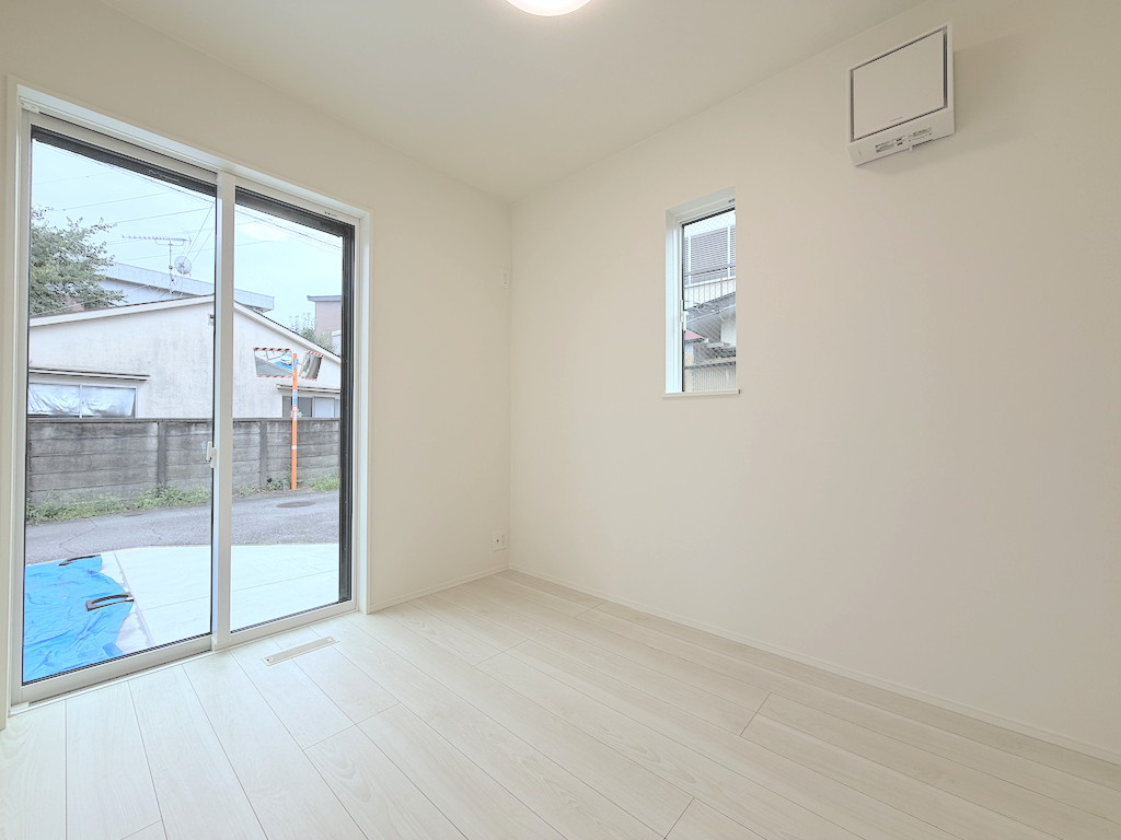 福生市熊川全2棟　1号棟の洋室|【3.75帖】明るい日差しが差し込む清潔感のある居室。子供部屋や書斎など多目的に活用できます。
