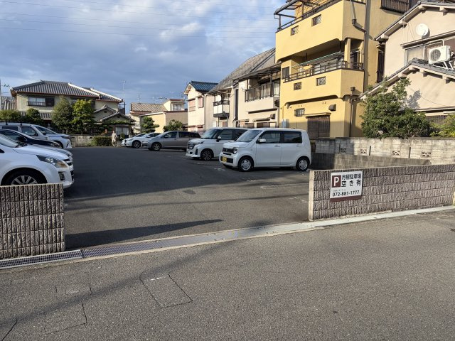 大橋町倉庫の駐車場