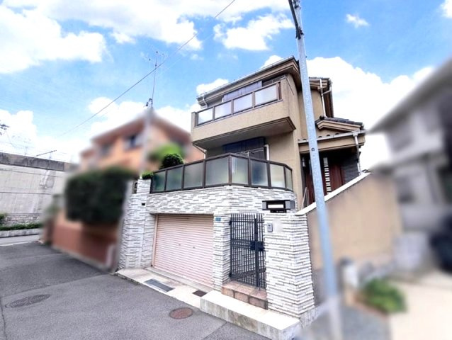 西岡本4丁目の玄関|上質感漂う玄関へのアプローチ。居住者の帰り、訪れる方を優しく迎える・安らぎに満ちた生活空間を予感させる。健やかな暮らしを楽しめそう
