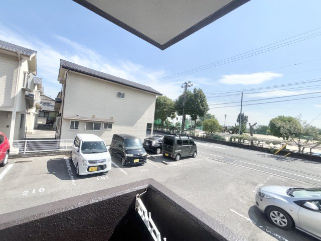 レジデンス十和Bの駐車場