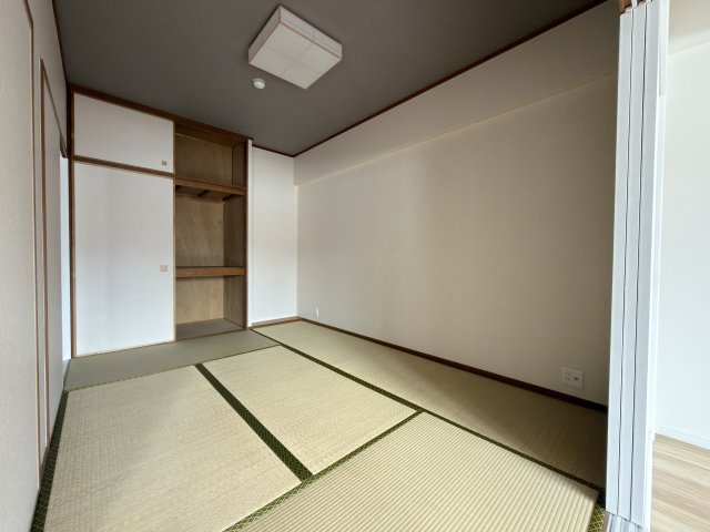 アステージ海田の和室|約6畳の和室です。廊下側、リビングからの出入りができます。