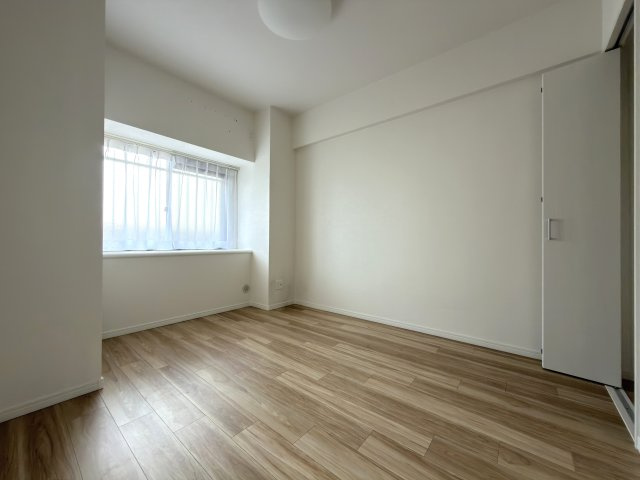 アステージ海田の洋室|約4.5帖の洋室です。こちらのお部屋にもクローゼットがついています。