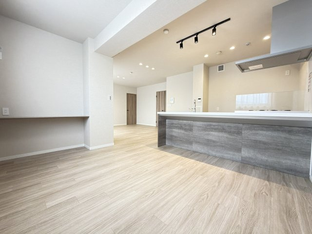 ロイヤルマンションユトリテ田島の居間・リビング|【新品】毎日の料理を楽しくする対面カウンター式システムキッチン。
