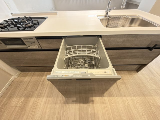 ロイヤルマンションユトリテ田島のキッチン|【新品】ワンタッチで簡単操作のビルトイン食器洗浄乾燥機付きです。