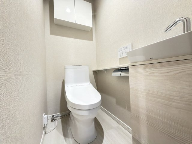 ロイヤルマンションユトリテ田島のトイレ|【新品】温水便座トイレ交換（収納棚・手洗いカウンター付き）、とても綺麗で清潔感があります。