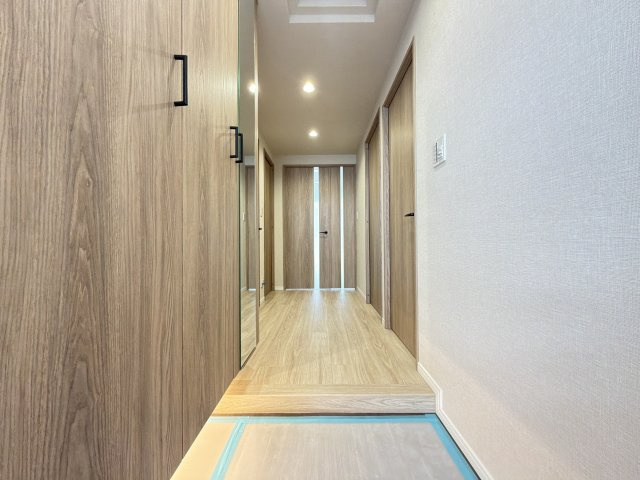 ロイヤルマンションユトリテ田島の玄関|【リノベーション仕様】玄関入るとお洒落で綺麗なナチュラルの色彩です。