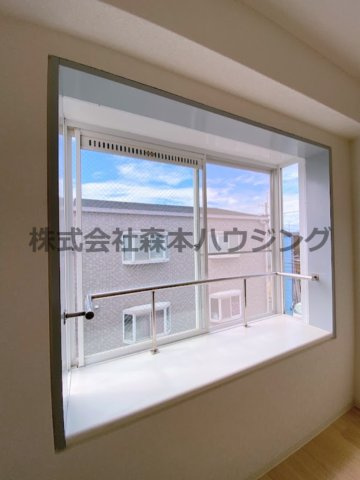 【内装】 | 　楽友コーポ3号館 | 出窓が明るくしてくれます