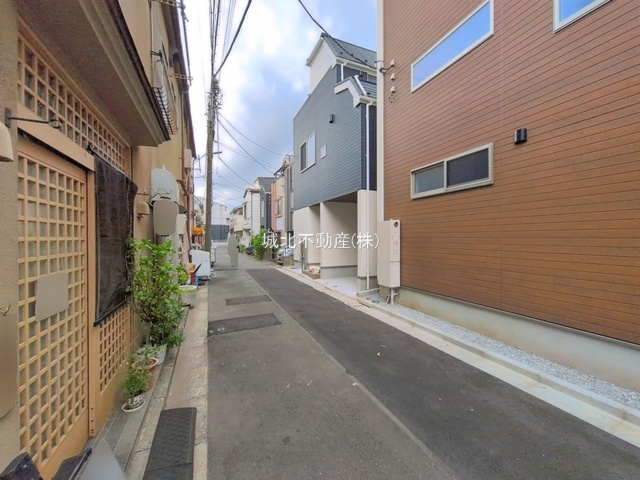 杉並区和田2丁目 全2棟 B号棟の前面道路含む現地写真