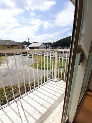 ニューエルディム小西Ａのバルコニー|外からの目が気にならないバルコニーで洗濯物が干せます
