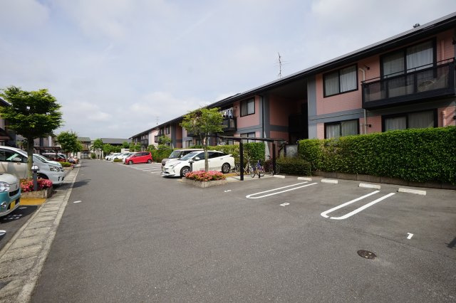 ラッキータウン庭瀬G棟の駐車場|カースペースがあります