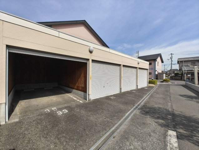 ラッキータウン庭瀬G棟の駐車場|駐車場があります