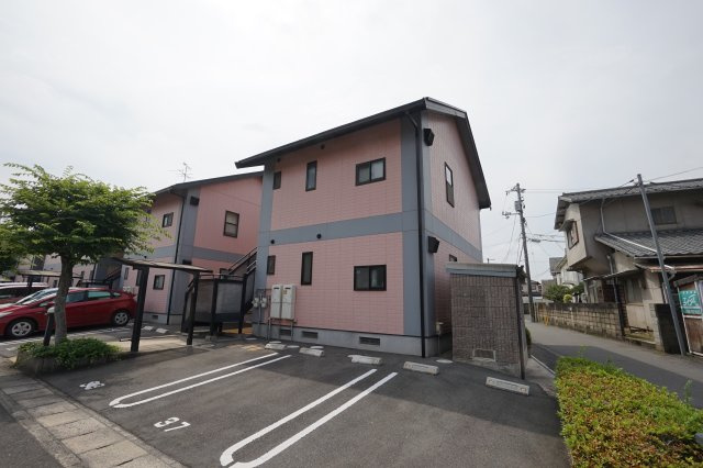 ラッキータウン庭瀬G棟の駐車場|駐車スペースもあります