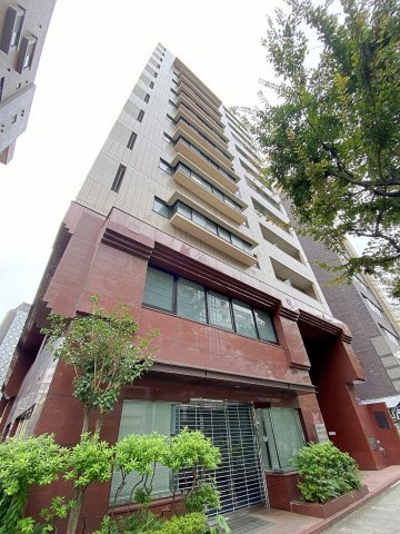 レジェンド日暮里の外観|周囲の街並みに美しく調和する重厚感のある外観デザイン。手入れの行き届いた建物管理が安心感を与え、住まう方のステータスと暮らしの快適性を高めてくれます。永く愛着を持って住み続けられる一邸です。